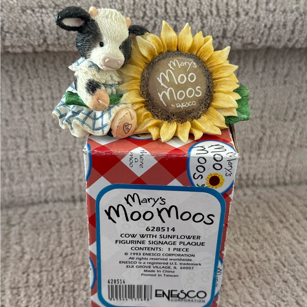 Enesco Mary's Moo Moos Cow with Sunflower Figurine "Cow with Sunflower" - Picture 2 of 4